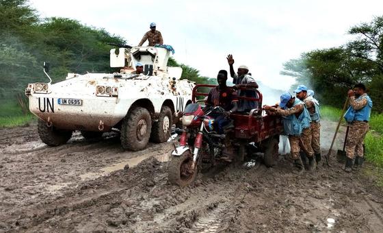 在戈利-托达赫公路沿线，维和人员协助拖拽陷入泥泞的车辆，并营救受困平民。